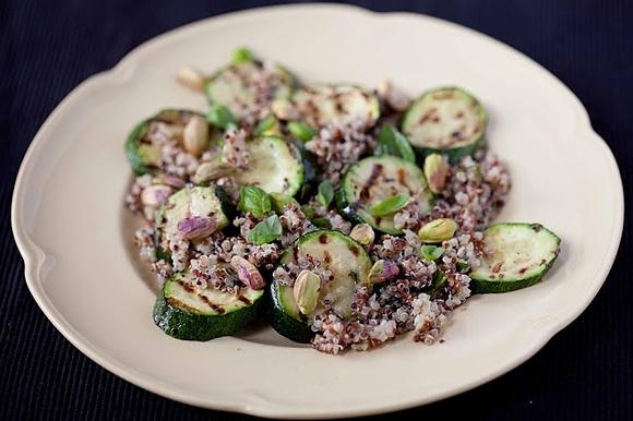 Sałatka z cukinią i kaszą quinoa