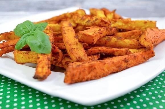 Pieczone frytki z selera i batatów - zdrowa przekąska