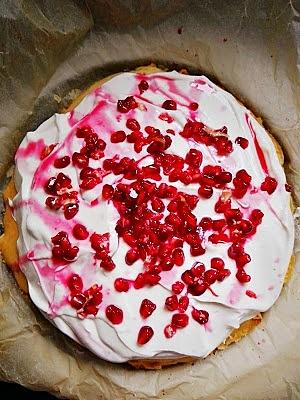 Tort z kokosową śmietaną i granatem