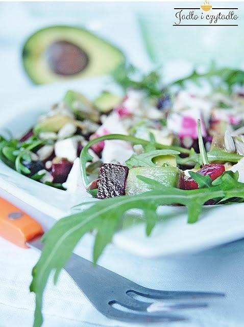 Sałatka z pieczonych buraków avokado i feta
