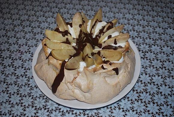 Czekoladowa Pavlova z pieczonymi gruszkami