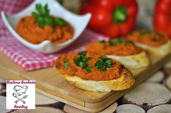 Pasta z cieciorki i papryki z suszonymi pomidorami