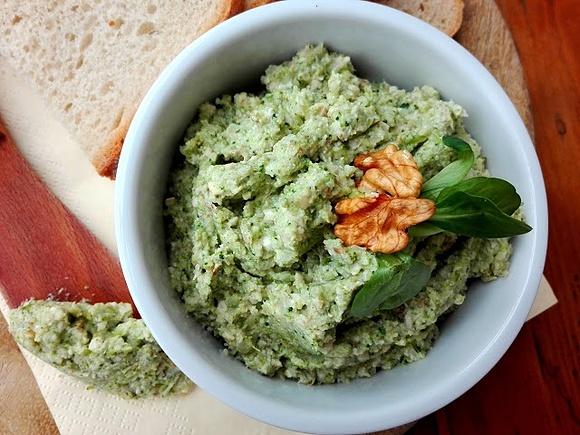Pasta kanapkowa z brokuła, orzechów włoskich i sera feta