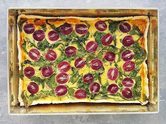 Tarta z kurczakiem, szpinakiem i winogronami