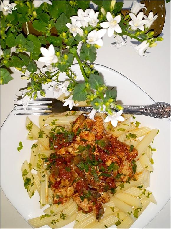 Penne z kurczakiem w sosie pomidorowo-pieczarkowym
