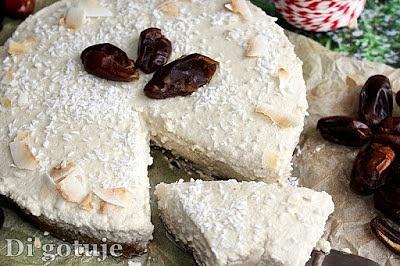 Wegański sernik z orzechów nerkowca na daktylowym spodzie bez glutenu