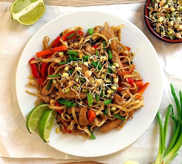 Makaron chow mein z kurczakiem i warzywami