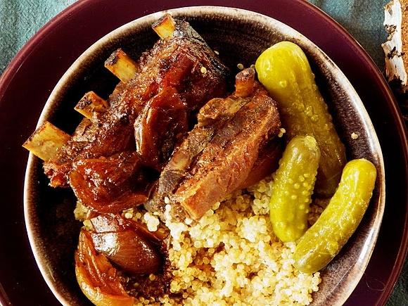 Quinoa z dzikimi żebrami w marynacie