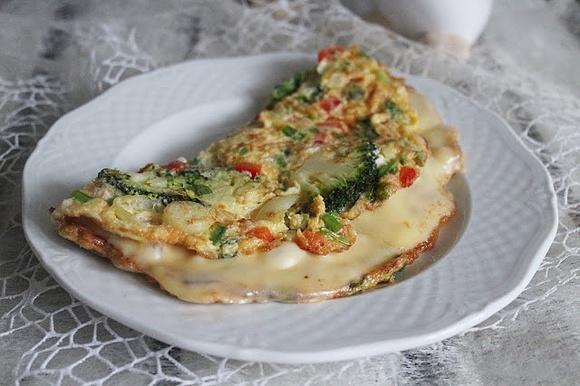 Omlet z warzywami i serem