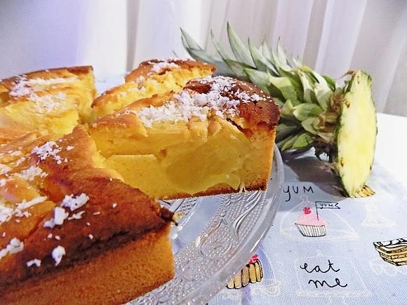 Kokosowe ciasto z świeżym ananasem