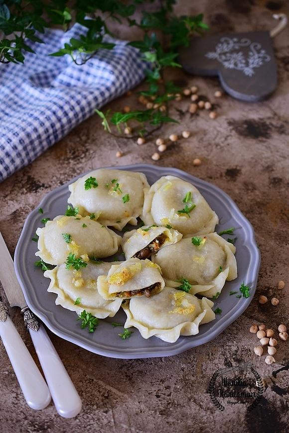 Pierogi z zieloną soczewicą, warzywami i suszonymi pomidorami
