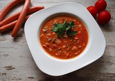Zupa pomidorowa z parówkami i pieczarkami