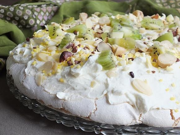 Bezowy krążek bakaliowo-owocowy