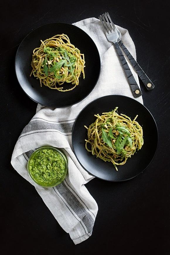 Jak przygotować zielone pesto z rukoli i makaronem