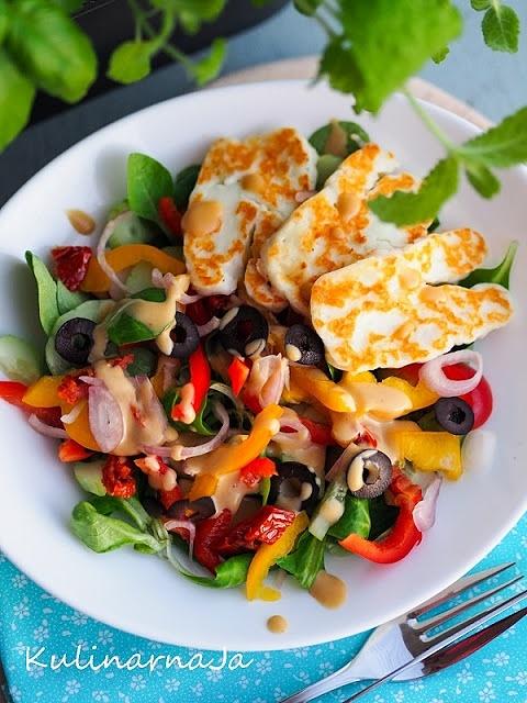 Sałatka z serem halloumi