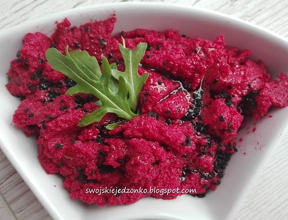 Humus z pieczonym burakiem i czarnuszką