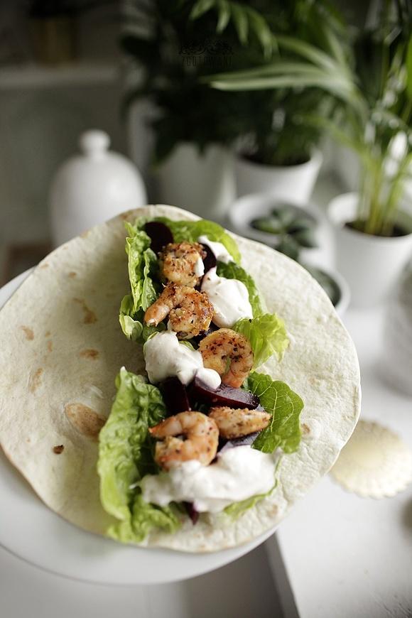 Tortilla z krewetkami i burakami