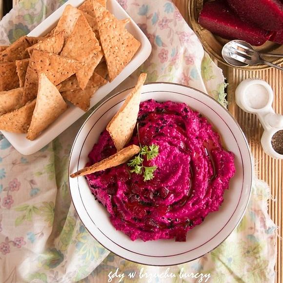Hummus z pieczonymi burakami na walentynkowe śniadanie