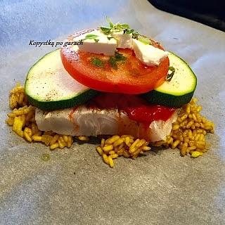 Ryba z ajwarem, cukinią i pomidorem pieczona w papilotach