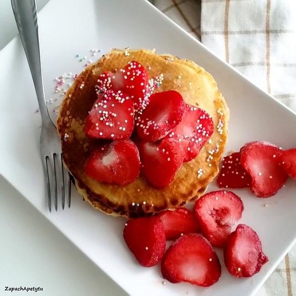 Walentynkowe pancakes z truskawkami