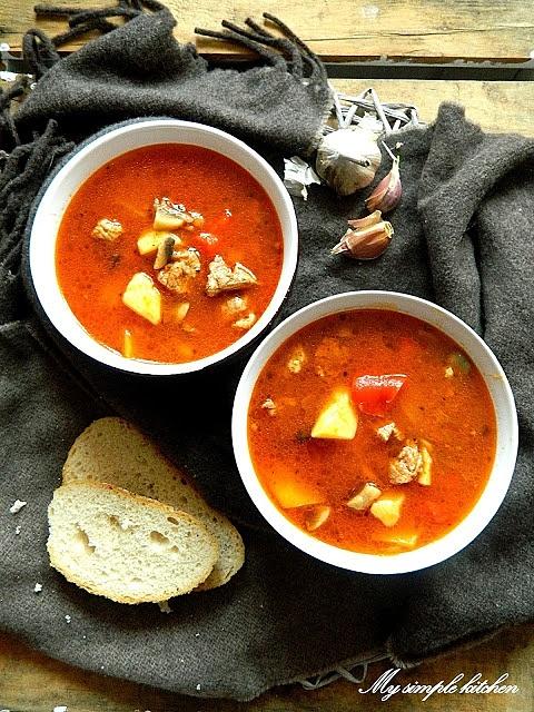 Bogracz z pieczarkami, papryką, mięsem, ziemniakami, pomidorem i karkówką