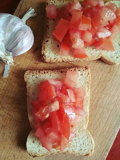 Mini kanapki z czosnkiem i pomidorem