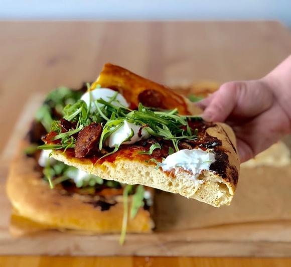 Pizza z chorizo, serem kozim i rukolą