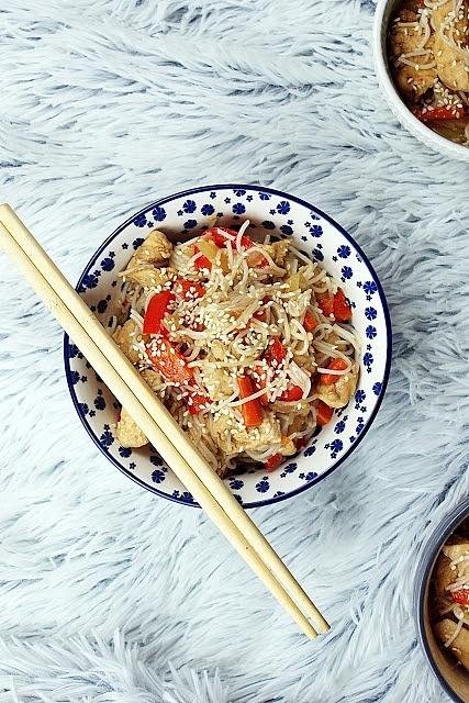 Orientalny kurczak z sezamem i makaronem sojowym