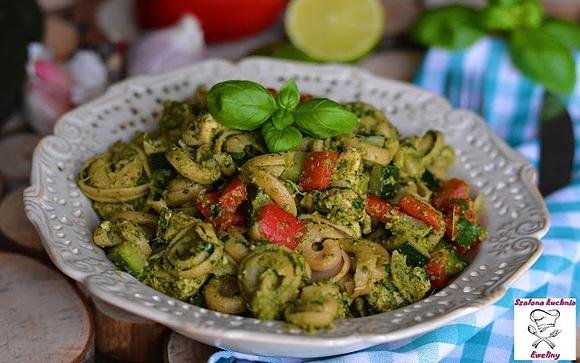Makaronowa sałatka z bazyliowym pesto i kurczakiem