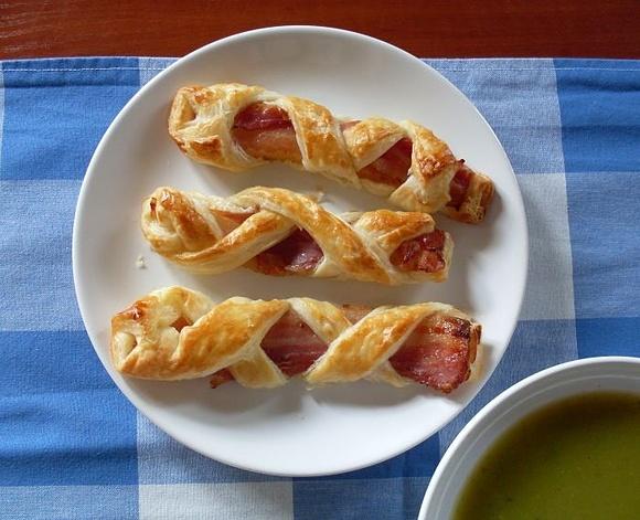 Warkoczyki z ciasta francuskiego z boczkiem lub pancettą
