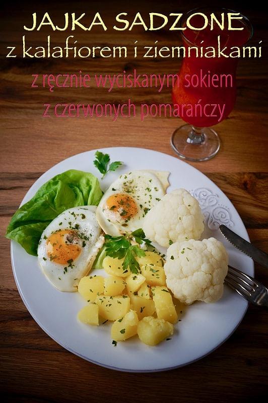 Jajka sadzone z kalafiorem i ziemniakami oraz sokiem z czerwonych pomarańczy
