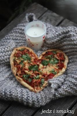 Romantyczne pide z mięsem i pomidorami jako romantyczna kolacja