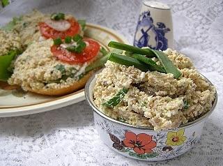 Kiełbasa i jajka pyszna pasta do chleba