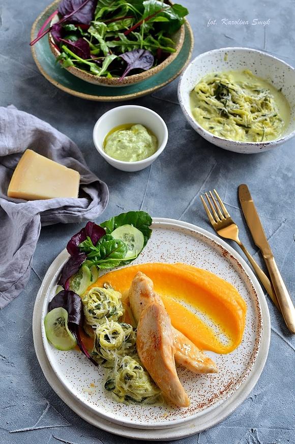 Polędwiczki z kurczaka na puree z dyni i makaronem z cukinii w pesto