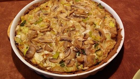 Tarta z cebulą i pieczarkami