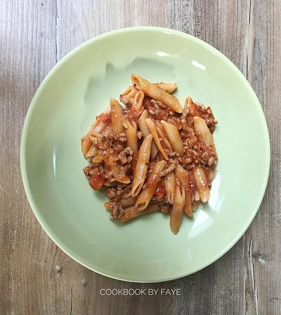 Penne na szybko z sosem pomidorowym i dodatkami