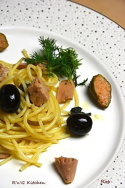 Spaghetti z tuńczykiem, oliwkami i kaparami