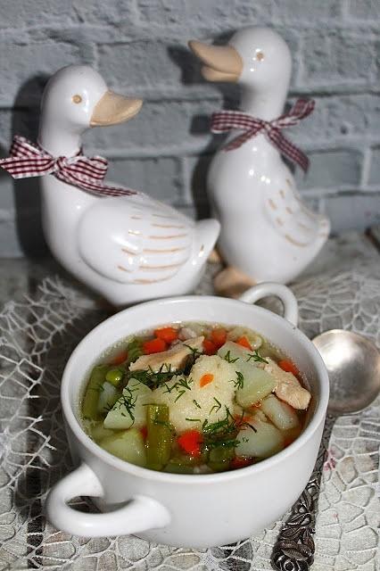Zupa jarzynowa z kawałkami kurczaka