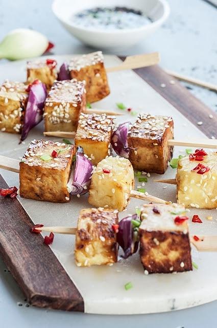 Szaszłyki z tofu czosnkowym i karmelizowanym ananasem