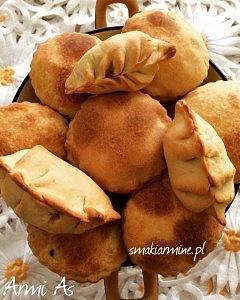 Pieczone pierożki z jajem i szczypiorkiem