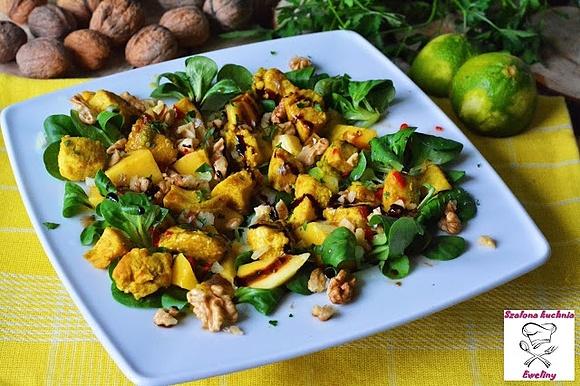 Sałatka z kurczakiem w curry z mango, orzechami i limonkowym sosem