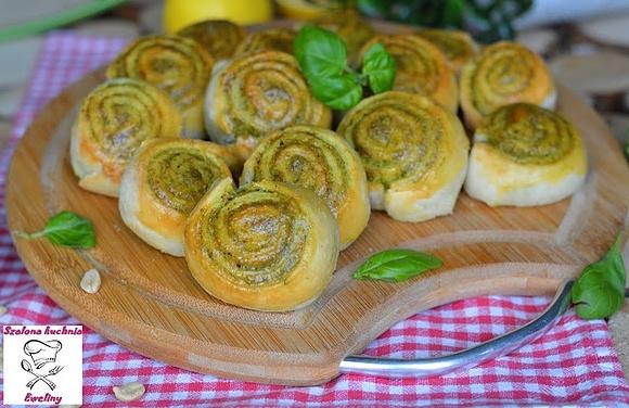 Ślimaczki z bazylią i pesto na drożdżowym cieście