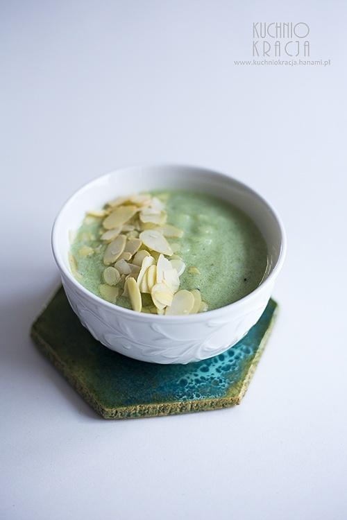 Smoothie bowl z bananem, ananasem, gruszką, kiwi i spiruliną