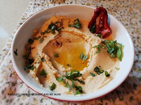 Hummus z suszonymi pomidorkami i bazylią