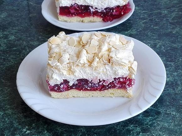 Malinowa chmurka - ciasto z malinami i bezą z migdałami