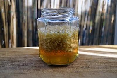 Czosnek w miodzie na ból gardła - skuteczny syrop