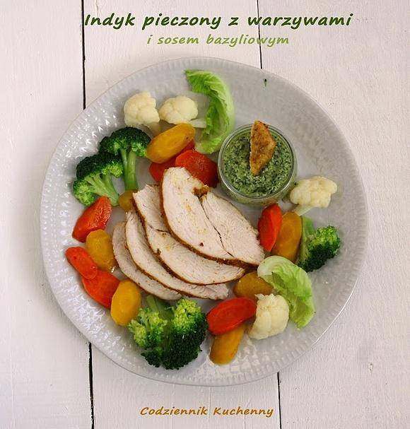 Indyk pieczony z warzywami i sosem bazyliowym