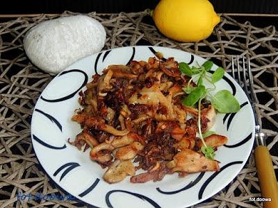 Cytrynowe boczniaki smażone z cebulką