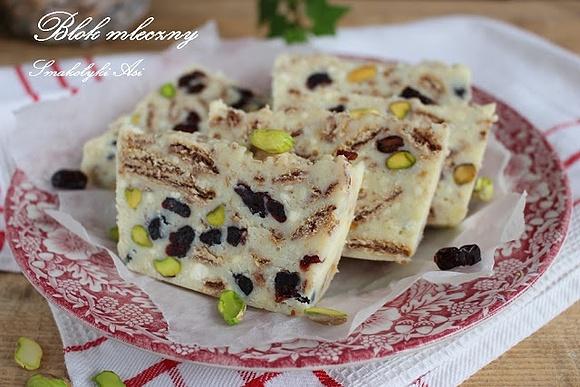 Mleczny blok z pistacjami i żurawiną