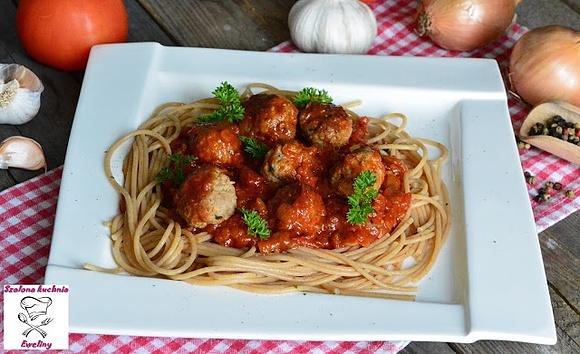 Spaghetti z mięsno-drobiowymi kulkami i sosem pomidorowym
